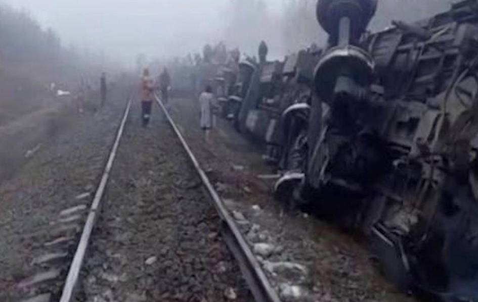 Россияда йўловчи поезди рельсдан чиқиб кетди (видео)